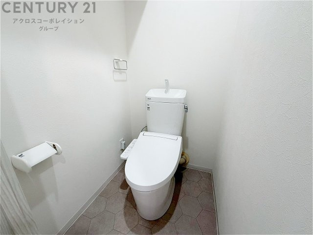 温水洗浄便座付トイレは温水洗浄機能により、暖かい水でおしりを洗浄することができ、冷たい水を使う従来の便座に比べ、温水洗浄機能で暖かいトイレを提供し、快適な使用を可能にします。　