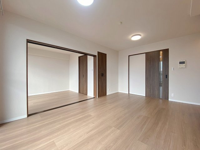 別角度から見たリビング12.6帖。家具のレイアウトがしやすいすっきりとした長方形の空間です。日当たりも良好で明るく、一日を通して爽やかな風と温かな光を感じながら心地よく過ごせます。