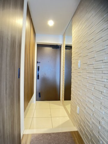 住まう人も来客も入った時にワクワクさせてくれるオシャレな玄関。