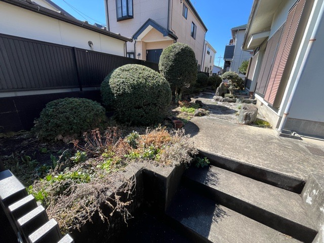 土地の形が極端に長細かったり、狭小地、あるいは道路との高低差がある傾斜地だった場合、後々売ろうとしても買い手がつかない場合もあります。後々、売却することになった時に価値の下がらない土地を選びましょう。