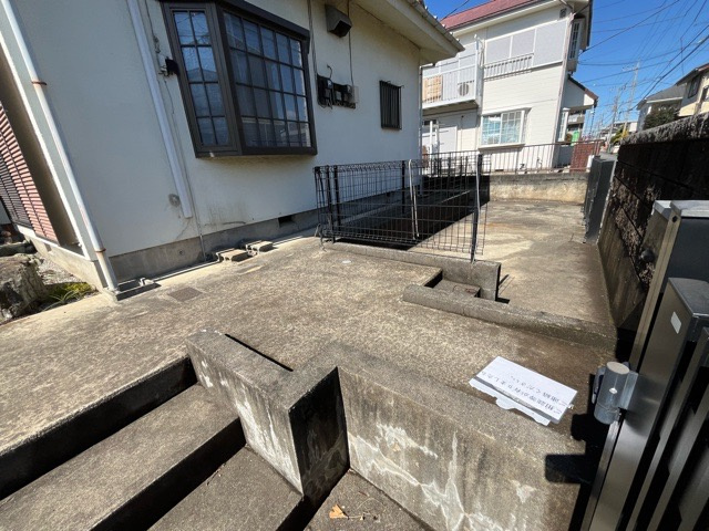 土地の面積＝住宅面積ではありません。建ぺい率の問題などで、土地のある場所によって住宅を建てられる面積は限られています。高さもしかり、「土地」という言葉の中には、建築条件も含まれると考えておきましょう。