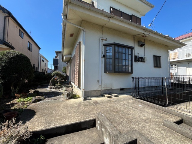 家を建てる場合、方位は要チェックです。現実的に日当たりのよい家ならばリビングは南側、建築基準法でも北側に当たる家への配慮は求められています。土地を見学に行く際は、方位磁針を持って行くようにしましょう。