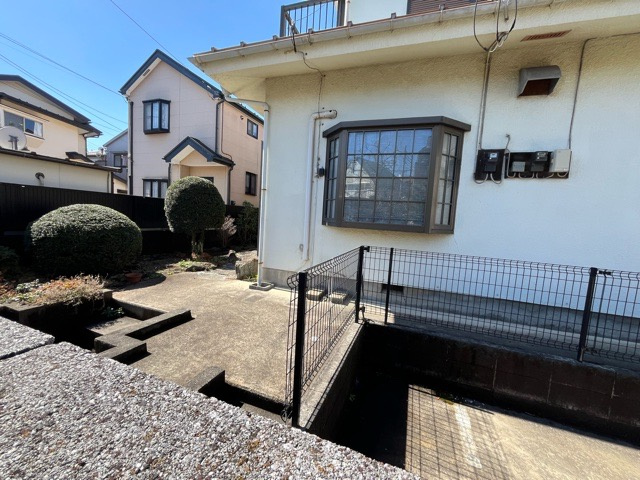 土地を買う際、住む地域の自治体や福祉の補助制度にも注目してみましょう。子供や老人の医療補助やゴミ出しのルールなど、自治体によってルールに大きな違いがあるため、暮らしやすい土地で判断するとよいでしょう。