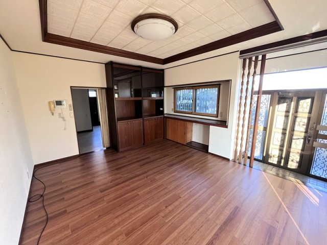 行田市持田4丁目　中古戸建　居住スペースの玄関およびリビング　10帖
