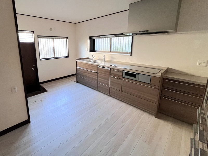 行田市持田4丁目　中古戸建　キッチンダイニング　9帖　食洗機付きのシステムキッチンとなっております。
