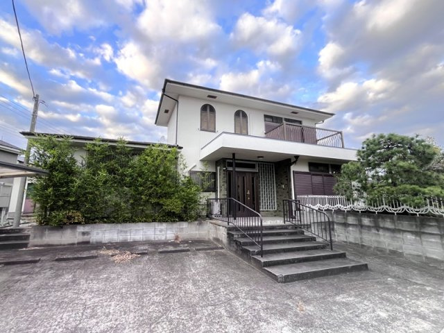 行田市持田4丁目　中古戸建　外観写真2　正面は手すりのある玄関アプローチ