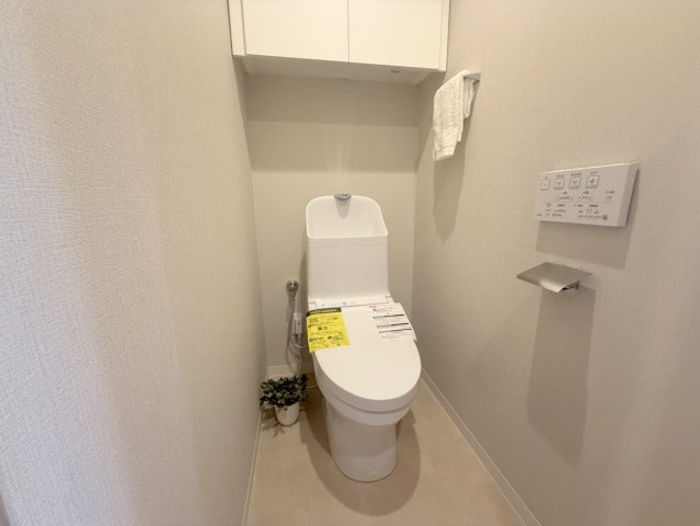 トイレ/壁リモコンでお掃除がしやすいです。上部に収納付。
