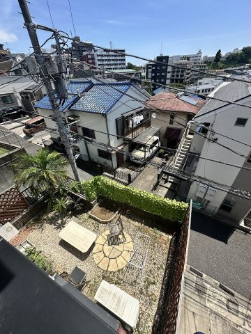 プライベート性が高く見晴らしの良いお庭です。陽当たりも良いのでガーデニングや家庭菜園も◎