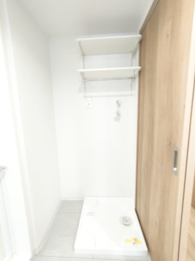 【室内洗濯機置き場】　壁面に棚が造作されています。洗剤のストックやタオルなどを収納できます。