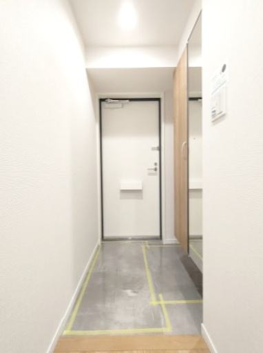 【玄関】　白でまとめられた清潔感のある玄関。住戸の顔として、いつでも整えておきたい空間に嬉しい大容量の収納がございます。