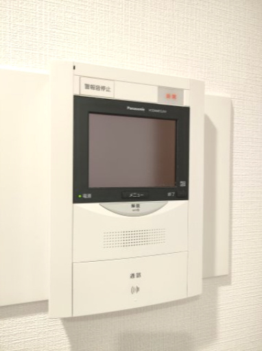 【TVモニター付きインターフォン】　訪問者の顔を見ることができるので、安心してドアを開けられます。