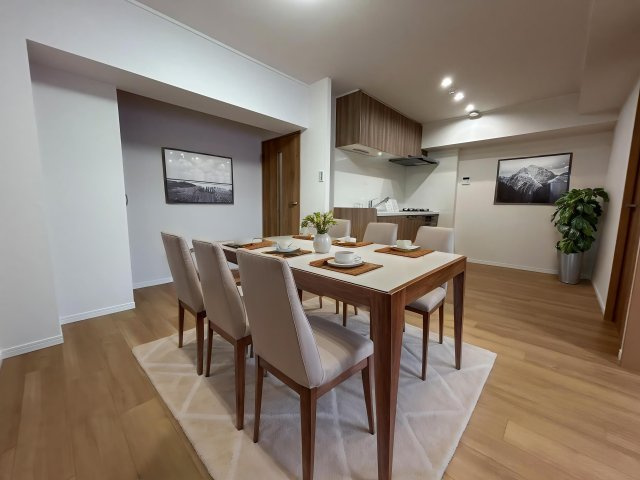 ダイニング家具配置例（バーチャルステージングのため家具付き販売ではありません。）