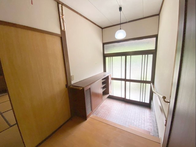 外の視線を遮りつつ自然光を取り込む明るい玄関です！