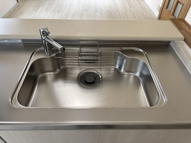 シンプルながら清潔感あるシンク。清掃しやすく、家事効率を高める基本設備として安心の仕様です。