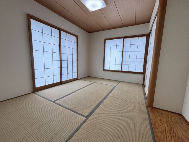 障子越しのやわらかな光に包まれる、くつろぎの和空間。心がほどけるひとときを。