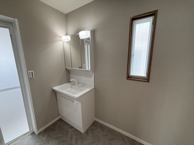 清潔感のあるホワイト基調の洗面台は、空間を明るく見せ、毎日のケアを気持ちよくサポート。