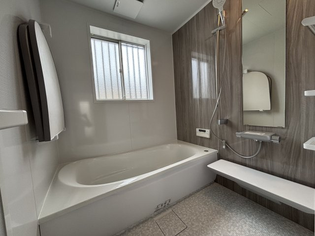 浴槽・壁・床に至るまで一新されたバスルームは、心からリラックスできる上質な空間に。