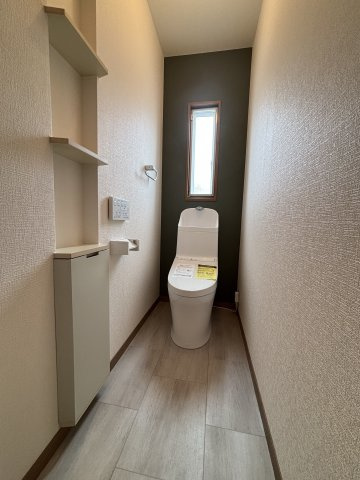 無駄を省いたスマートな佇まい。新しくなったトイレが空間全体の印象を引き締めます。