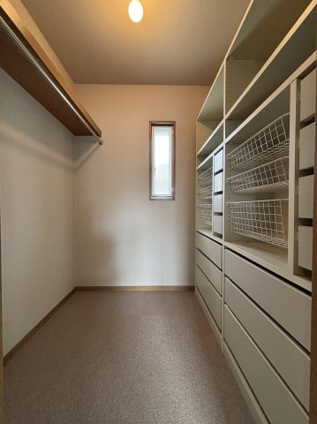 備え付け棚が、日用品から季節物まできれいに収まる頼もしい収納スペース。