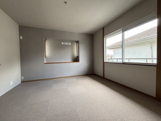 リフォーム済みの洋室は、住まう人のセンスを引き立てるシンプルで上質なデザイン。