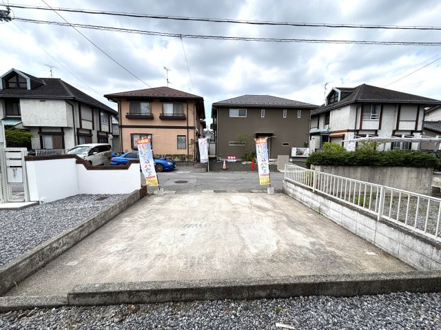 舗装された駐車場で、雨の日も泥や埃を気にせず使えます。清潔感あふれる設計です。