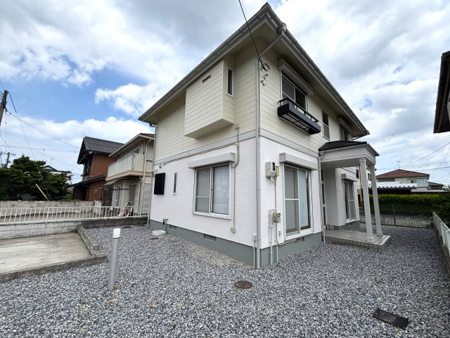 光の加減で豊かな表情を見せる。静か映える外観が、住まいの品格を高めています。