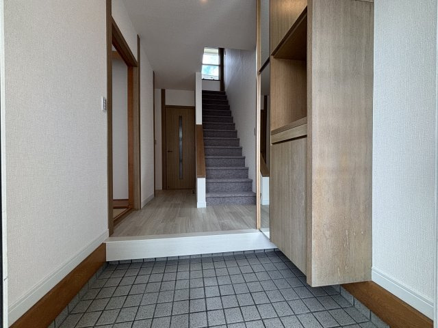 扉を開けた瞬間、静かな気品を感じる玄関スペース。住まいの格を物語る、洗礼された迎え入れ口です。