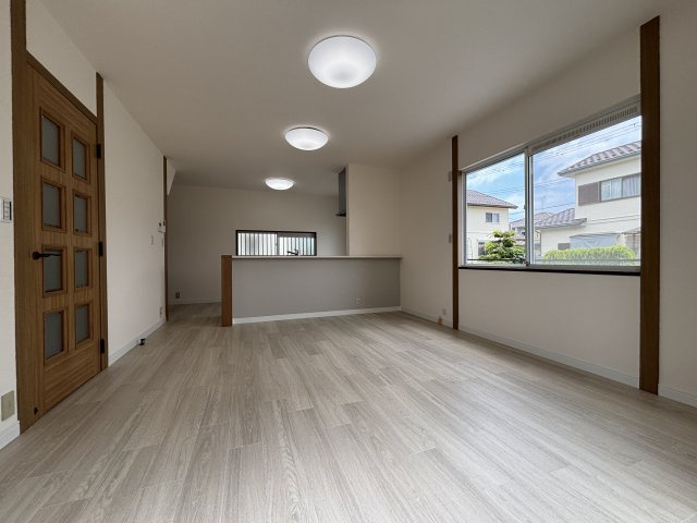 リフォームにより新たな息吹を得たリビング。美しく整えられた空間が、日々の時間に上質さを添えます。