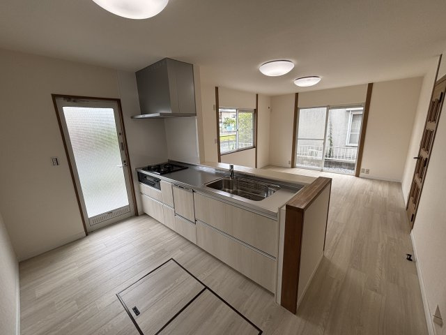 新調されたキッチンは、床と同色の統一感あるデザインで、空間に一体感をもたらしています。