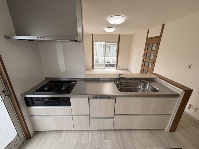 新しく生まれ変わったキッチンは、住まいの印象を一新。暮らしを支える中心的な存在です。