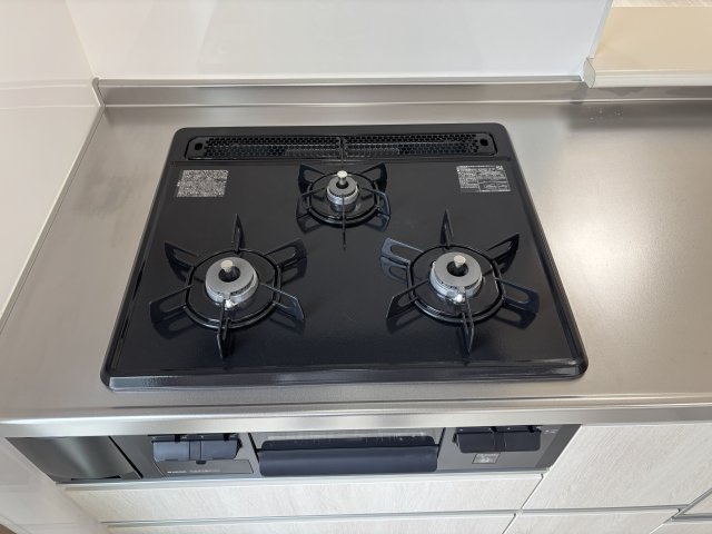 強火が自在に操れるガスコンロで、本格的な料理も思いのまま。毎日の調理をサポート。