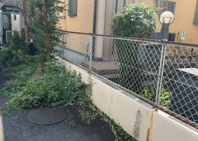 物件によっては、入居者が個人的に使用できる専用庭がついているものもあります。また、住宅の中にある土間の部分を庭と呼ぶこともあります。庭の用途は住む人によって変わり、それによってデザインもさまざまです。