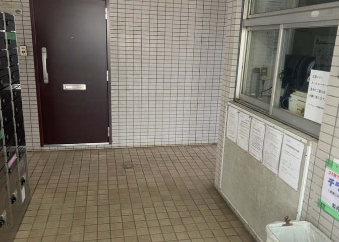 マンションのエントランスには、もともと風よけや防犯の役割がありますが、マンションによって宅配ボックスなどの設備が備わっている所もあります。日々の生活をイメージしながら生活しやすさをチェックしましょう。