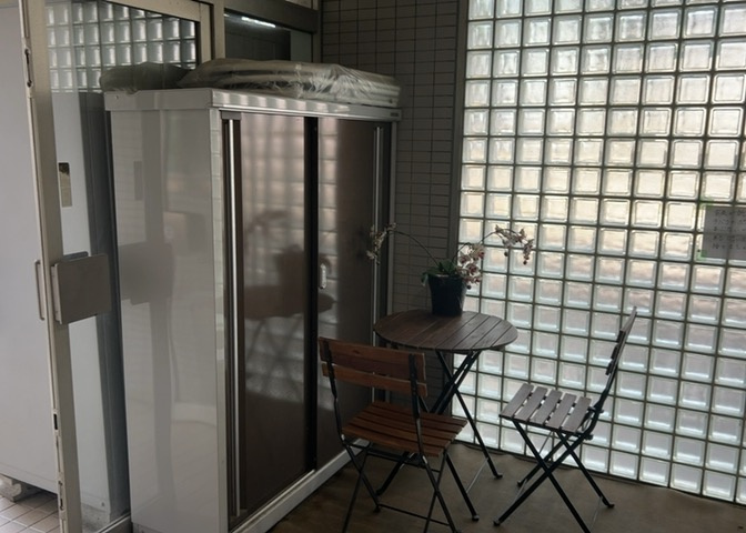ラウンジは、マンションの共用スペースに椅子やテーブルなどを配置した利用者が寛げる空間です。屋内型ラウンジと屋外型ラウンジがあります。共用部分の管理状況と合わせて、詳細については現地でご確認ください。