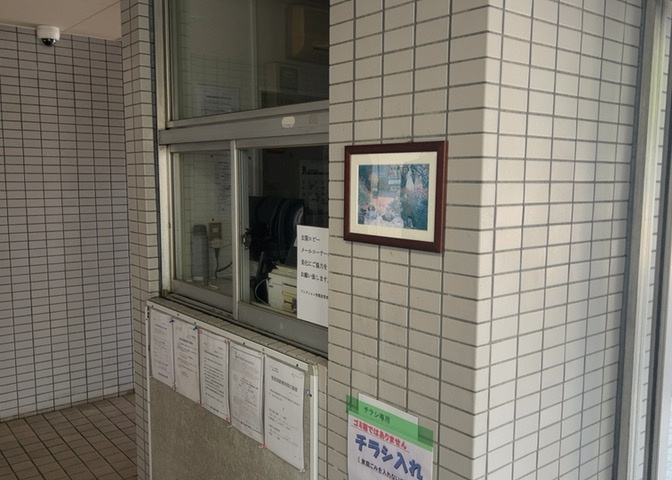 受付はマンションコンシェルジュがいる場合もあれば、管理人が滞在する小部屋を総称して呼ぶことがあります。主にエントランスに設置されていることから、防犯面でも期待ができます。防犯設備がない場合はより安心！