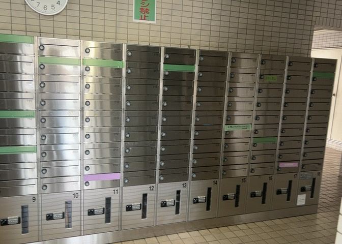エントランス付近に設置されている集合ポストは、住んでいる部屋と離れているため、ポストをあさるなど誰かに何かされていても被害に気づきにくいです。入居する時には他人に特定されにくい番号で鍵をかけましょう！