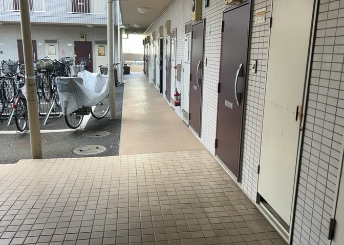 室内の防犯設備もチェックしましょう！モニター付きインターホンが設置されているか、防犯シャッターが設備されているか、ベランダに人が上がってきにくい高さかなどチェックしておくと入居後も安心できるでしょう。
