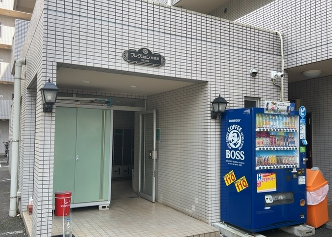 共有部分は、住民なら誰もが使える設備のこと。例えば駐車場やエレベーター、インターネット設備、セキュリティ設備などがあります。他にも、マンションの廊下・外部階段やエントランス・ゴミ置き場などがあります。