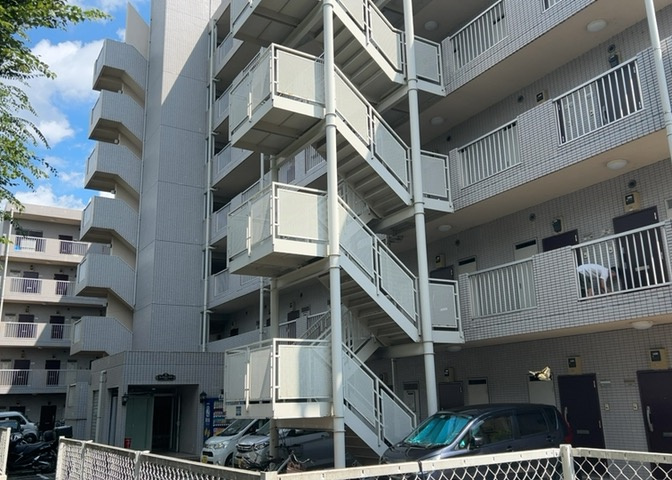 ＲＣ造、Reinforced　Concreteは直訳すると補強されたコンクリートです。主に柱や梁・床・壁が鉄筋とコンクリートで構成おり、鉄筋を組んだ型枠にコンクリートを流し込んで固めたものを指します。