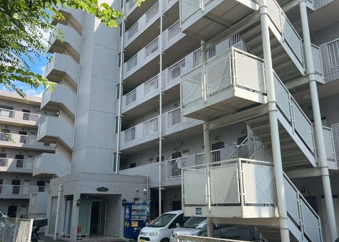 ＳＲＣ造は強度や耐震性の面でもRC造と比べて優れています。そのため、10階建以上の高層または超高層マンションなどの建築にも多く採用されています。柱や梁などのサイズが小さくても高い耐震性を確保できます。
