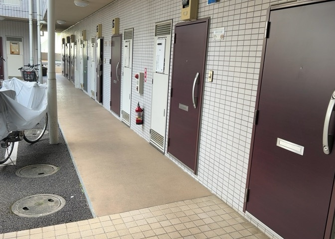 玄関は家の顔でもあり、家族以外の目にも止まる場所です。玄関は外との間を仕切る扉、靴などをしまっておく収納スペース、靴脱ぎのたたきスペース、来客とのやり取りをするドアホンなど複数のアイテムからなります。