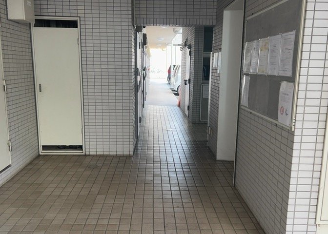 共有部分は、住民なら誰もが使える設備のこと。例えば駐車場やエレベーター、インターネット設備、セキュリティ設備などがあります。他にも、マンションの廊下・外部階段やエントランス・ゴミ置き場などがあります。