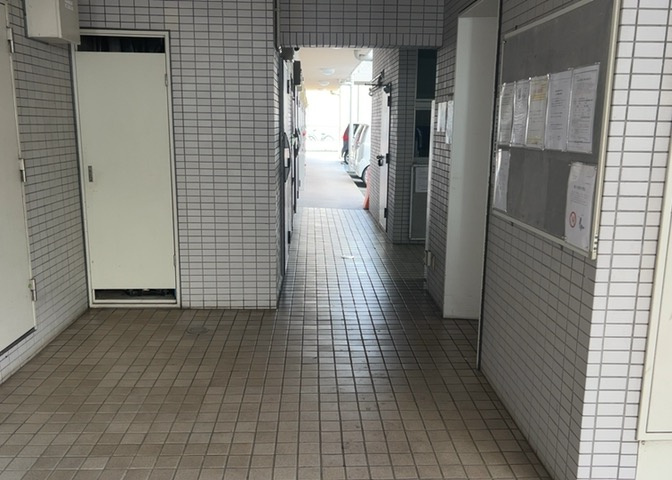 共用部分は、一棟の建物に住む区分所有者全員が共同で所有するとし、共用部分の管理、補修などは、区分所有者で形成される管理組合が行います。個人の判断で勝手に変更することはできませんので覚えておきましょう。