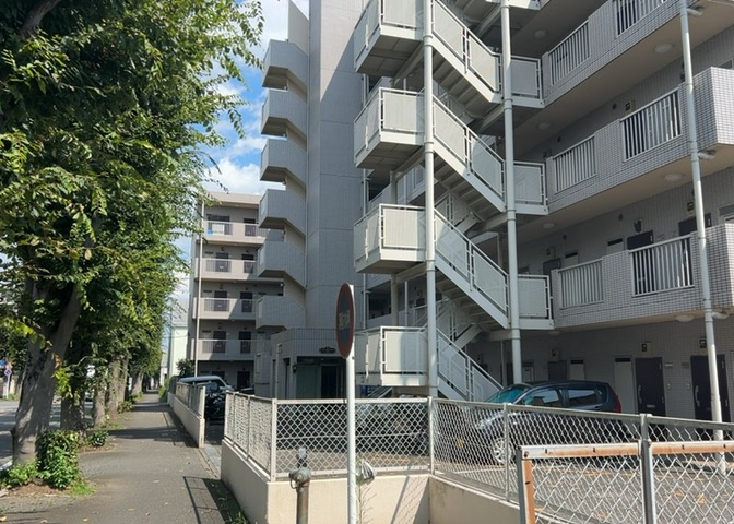 外観はマンション管理がされているかの目安になります。築年数が古いと、壁面は劣化してひび割れが生じることも！建物が古びていても細かいところが修繕されていると、きちんと管理されているなぁと感じるでしょう。
