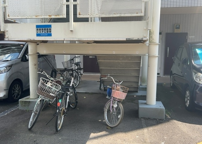 車一台あたりに必要なスペースは、標準サイズの普通自動車で横幅2m50cm、長さ5mは必要になります。ただし、乗降のことも考慮して横幅3m30cm、長さ5m50cmほどは確保できるところを選びましょう。