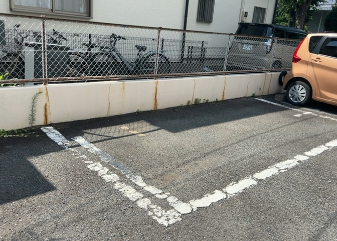 駐車場と明記されていても、最小スペースでつくられた駐車場だと大型車は駐車できなかったり、出入りしにくくなったりする可能性があります。お車のサイズと購入したい物件の駐車場のサイズを現地で確認しましょう。