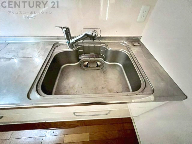 大きなシンクでお鍋などの大きな調理器具を洗う際にも便利です。　