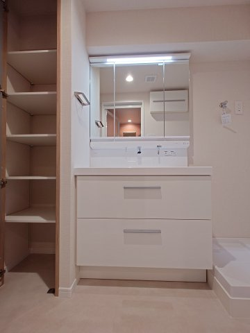【新品】洗面化粧台交換（ワイドシンク・シャワー切替・三面鏡・トール型収納付き）、お洒落で素敵なデザインです♪