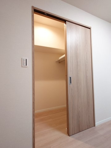 【新設】大型シューズボックス設置（トールタイプ・姿見ミラー付き）、靴もたくさん収納できます♪