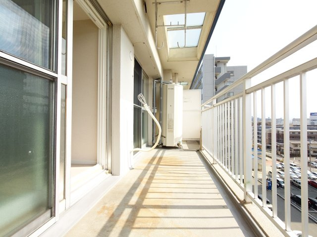 【バルコニー】最上階で陽当たり良好です♪